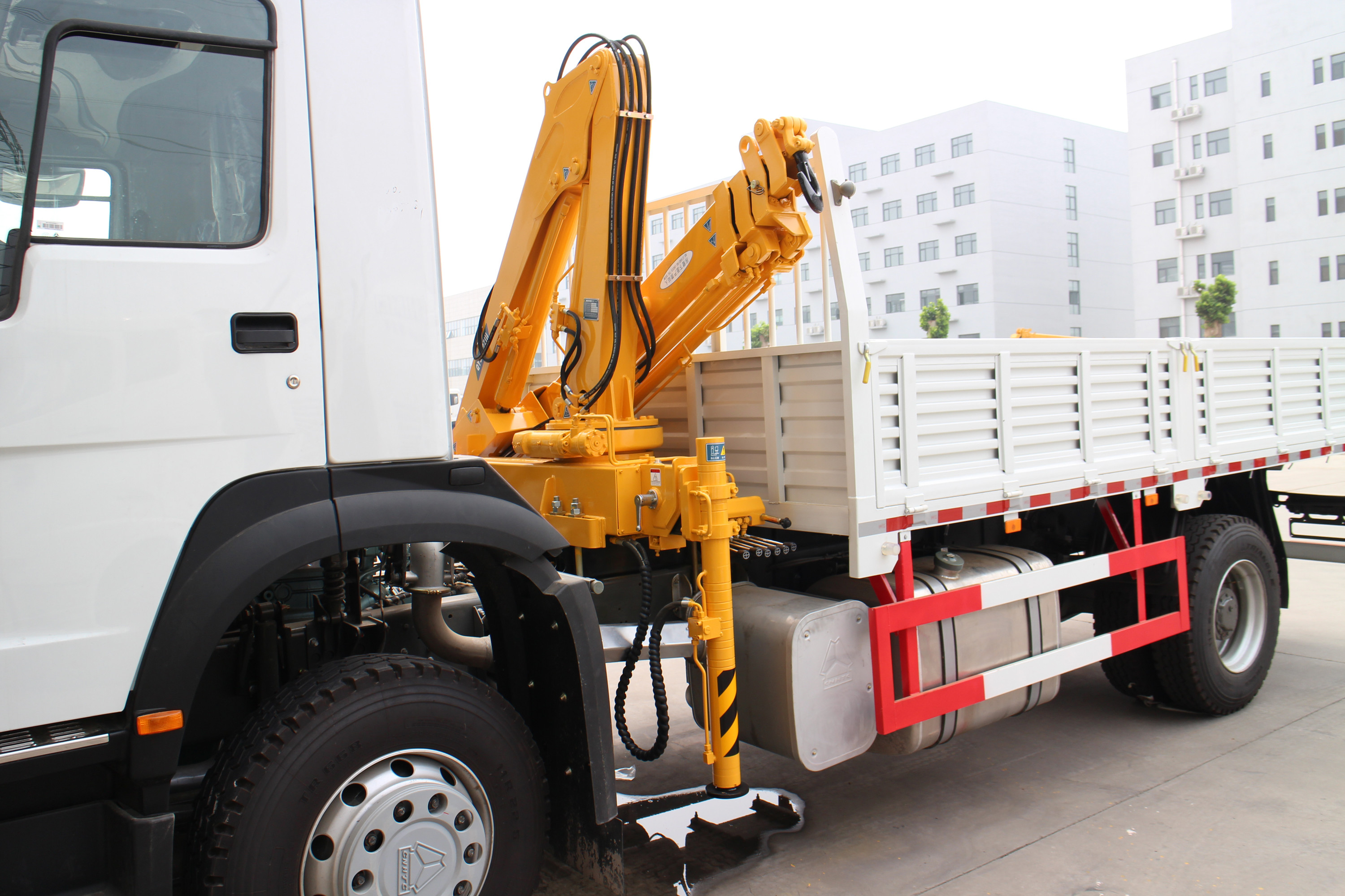 QYS-3.2ZIII knuckle boomed truck-mounted crane with Max. lifting capacity 3.2 tons 4 sections boom